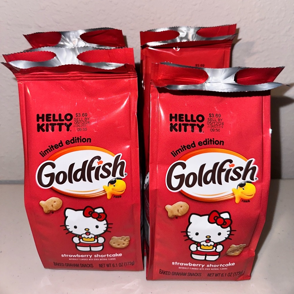 Set of 4 Limited Edition Hello Kitty cookies NEW